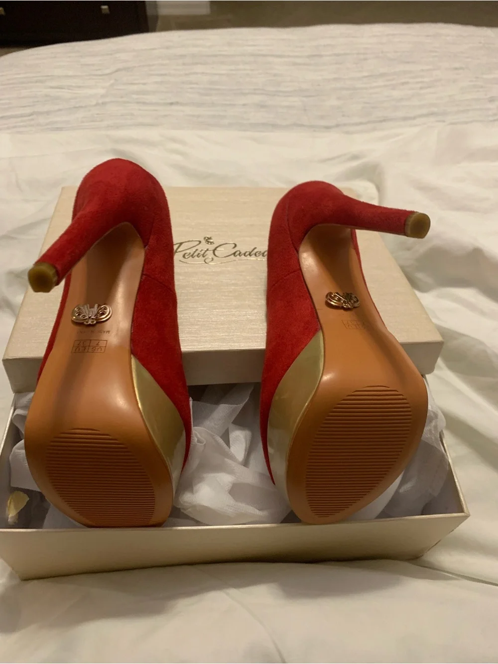 Petit Cadeau sleek red